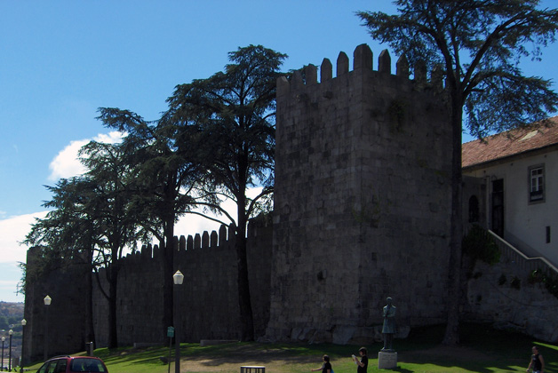 Muralha Fernandina (Old city walls) - Monuments