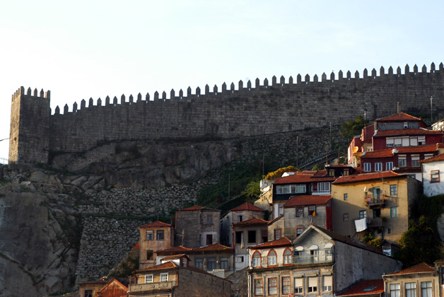 Muralha Fernandina (Old city walls) - Monuments