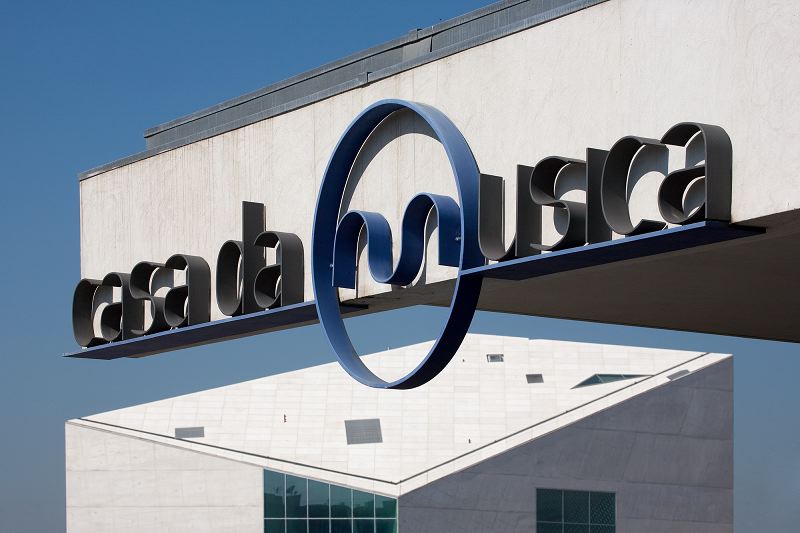 Metro stations designed by Souto Moura - Services